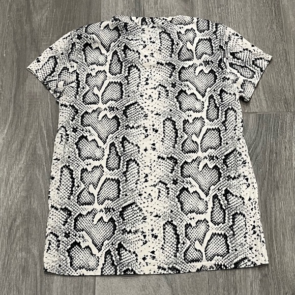 Pam and Gela python basic tee- P ( XS) - Picture 3 of 4